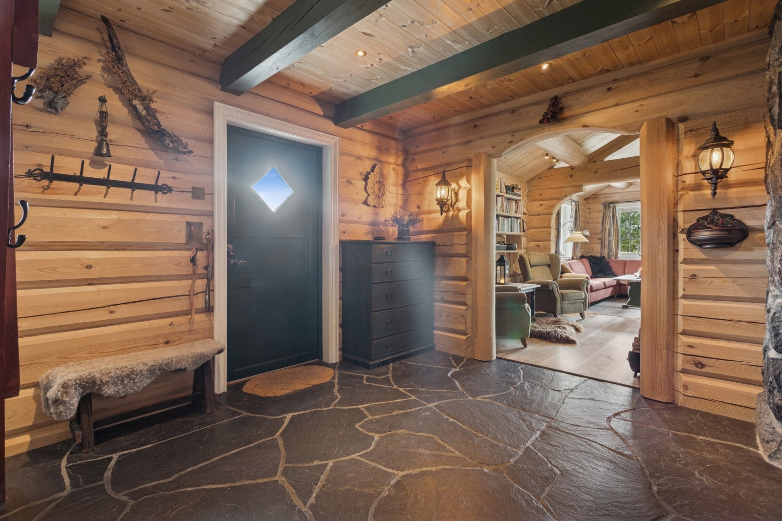 Hallen har god omkledningspass og mange muligheter for oppbevaring. Den romslige hallen forbinder soveromsgang med bad, toalett og vaskerom, samt stue og kjøkken. Fra hallen er det trapp opp til 2.etasjen. Galleribilde