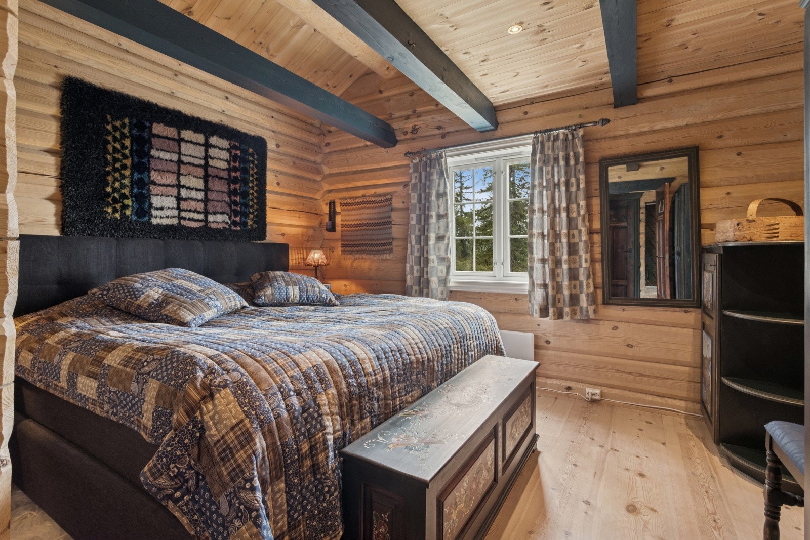 Hovedsoverom har god størrelse og god plass for stor dobbeltseng, nattbord og oppbevaringsløsninger Galleribilde