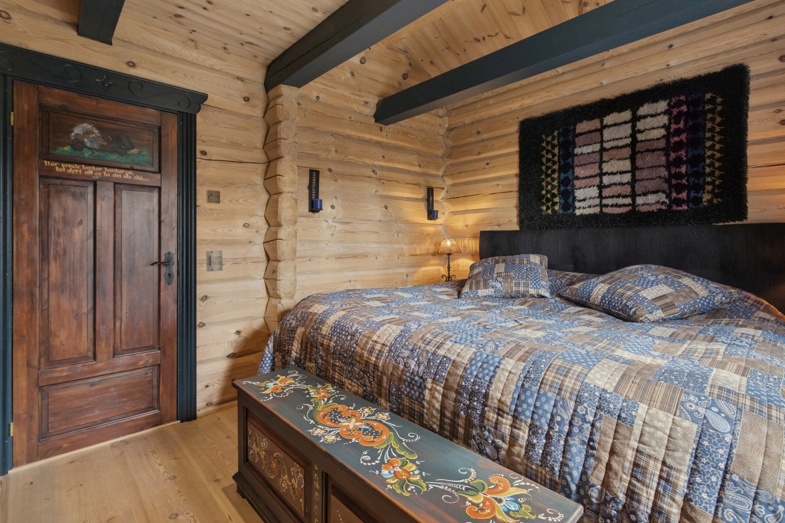 Soverom har plassbygd garderobe og oppbevaringsmuligheter under seng. Galleribilde