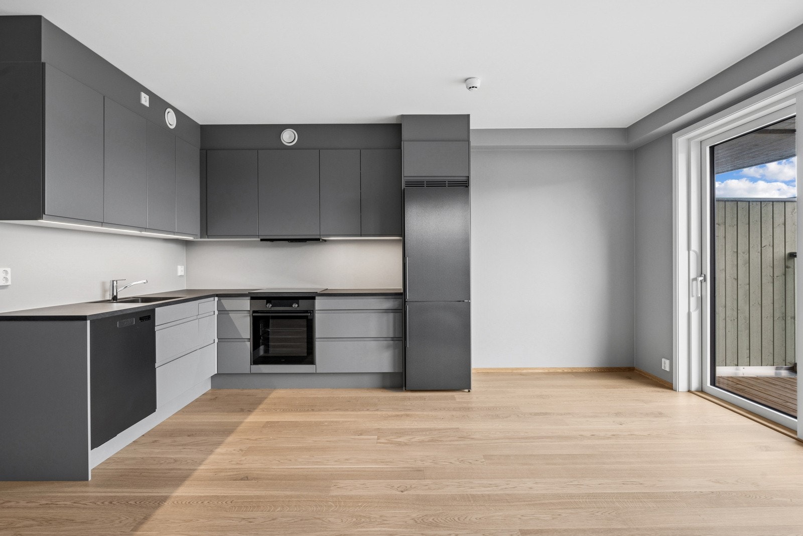 Moderne og stilrent kjøkken fra HTH med god benkeplass og integrerte hvitevarer. Galleribilde