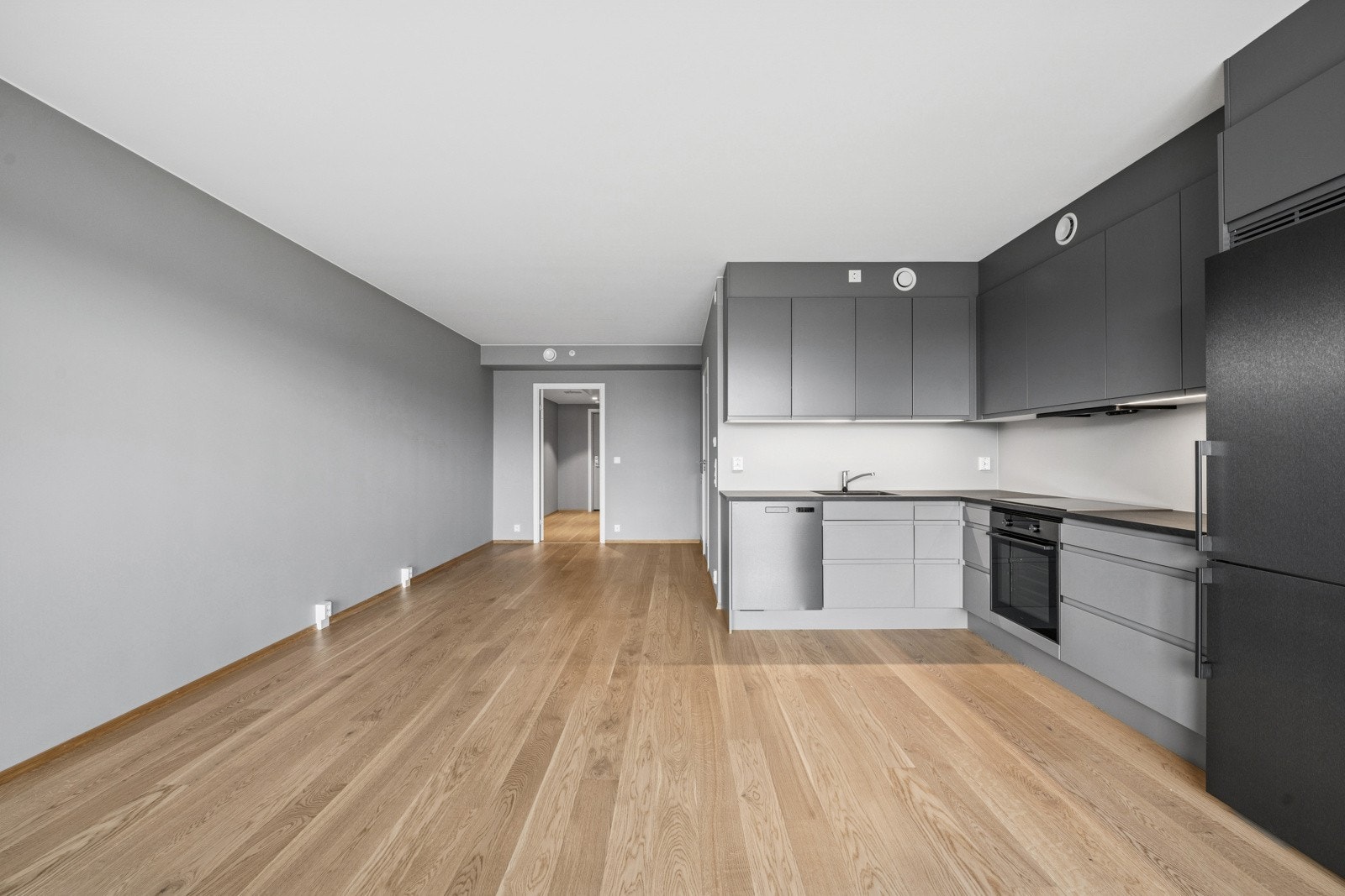 Kjøkkenet har en god utnyttelse av plassen i hjørne. Galleribilde