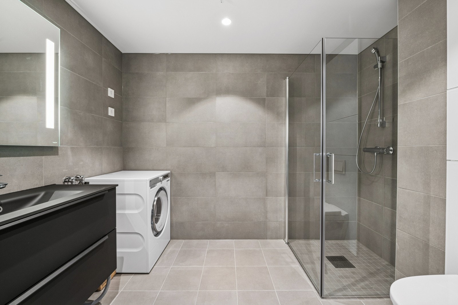 Delikat bad med moderne overflater og varmekabler i gulv. Galleribilde