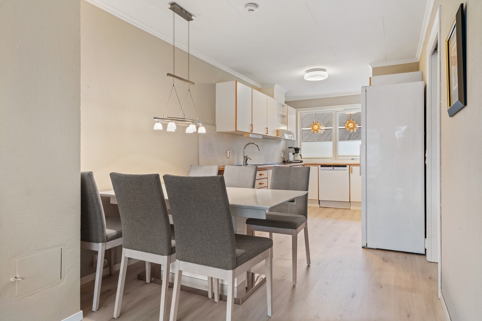 God plass til spisebord i overgang til kjøkken Galleribilde