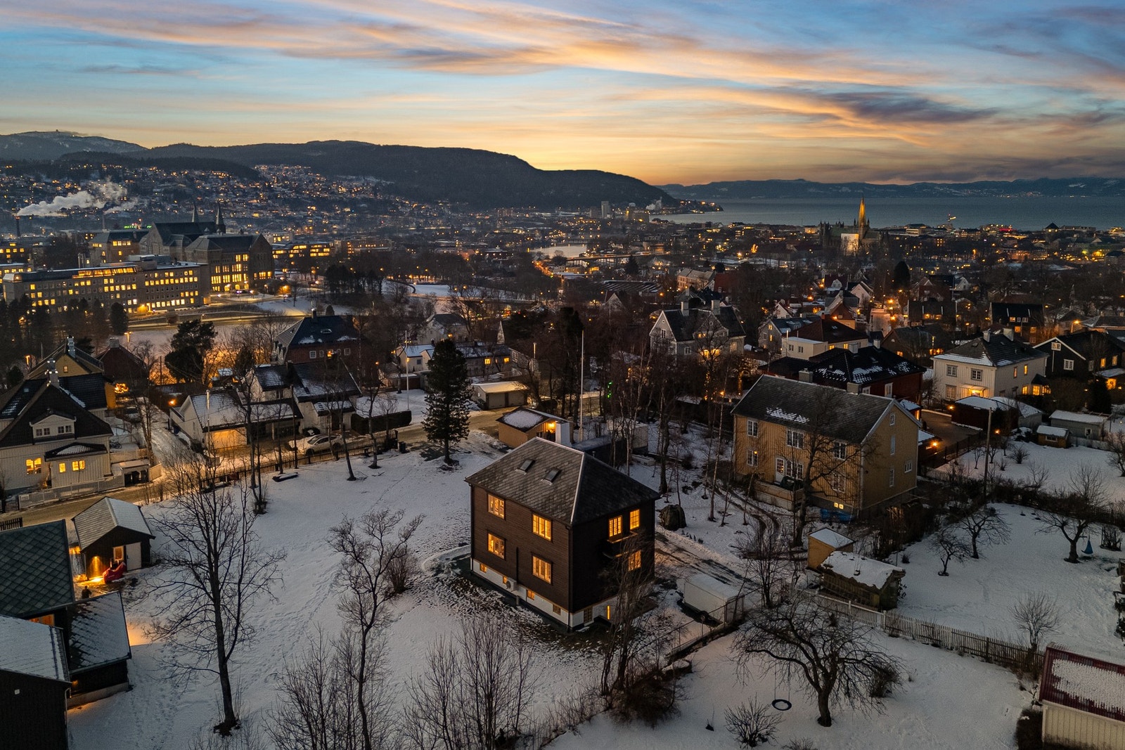 Eiendommen har utskilt tomt, og tegninger av planlagt enebolig på nabotomt, ligger som vedlegg til salgsoppgaven Galleribilde