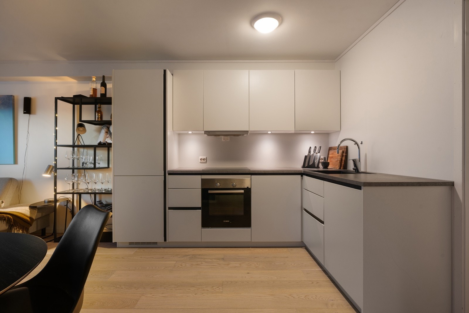 Mye benkeplass og god oppbevaringsplass i både over- og underskap. I tillegg er det downlights under overskap og flere gode oppbevaringsløsninger.