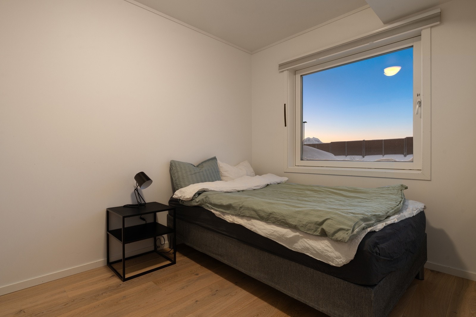 Soverom med god plass for dobbeltseng med tilhørende nattbord.