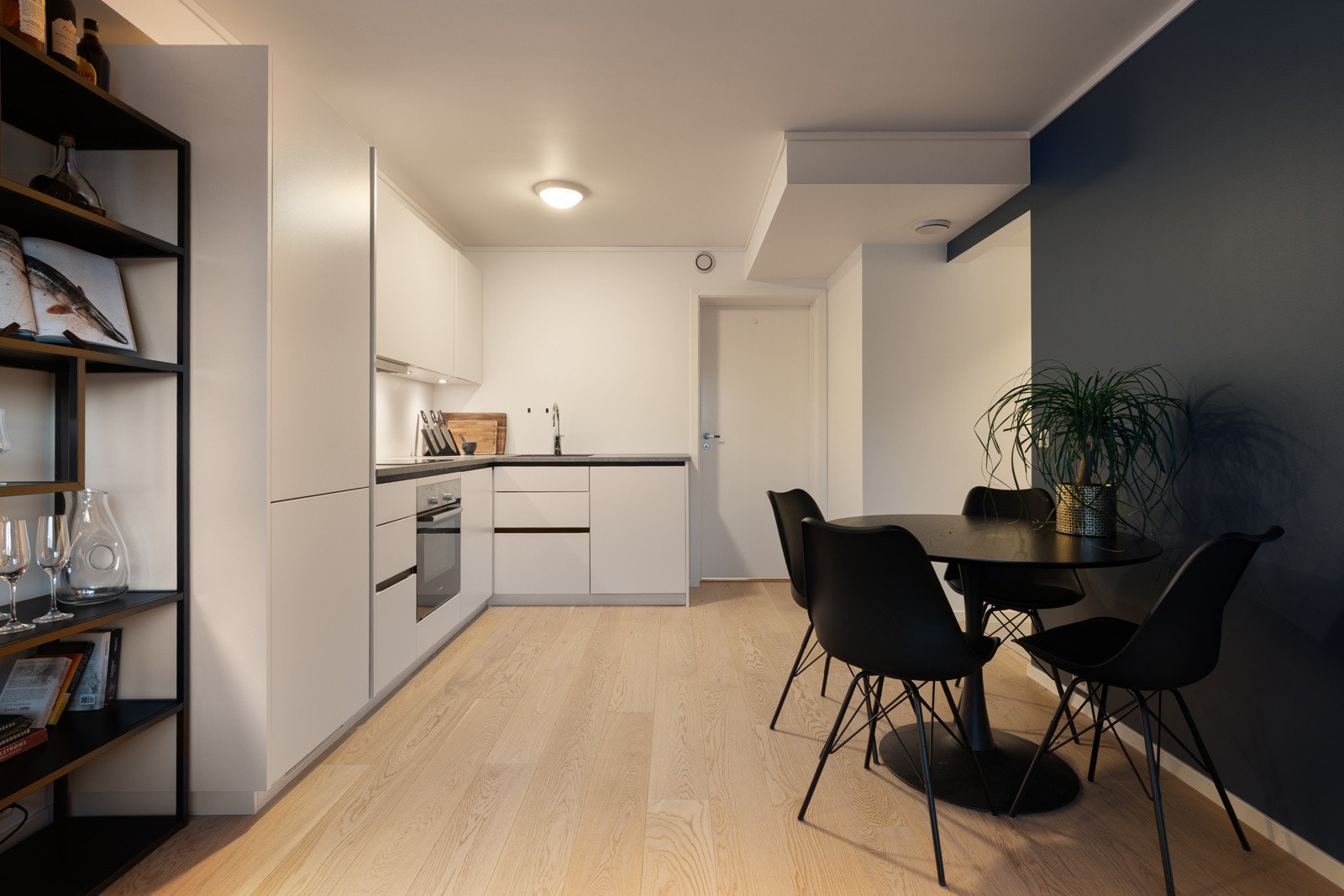 Spisebordet har sin naturlige plass mellom stue og kjøkken.