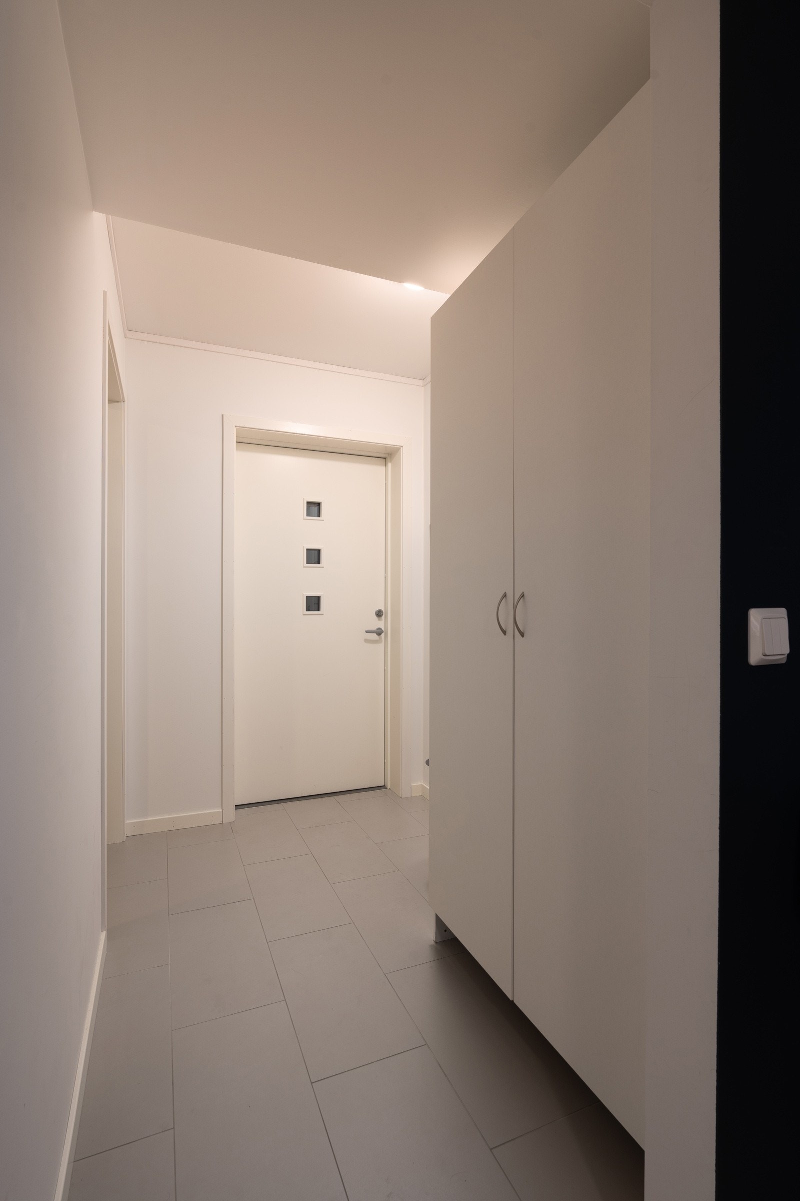 Stor garderobe i entré gir gode oppbevaringsmuligheter for sko og yttertøy.