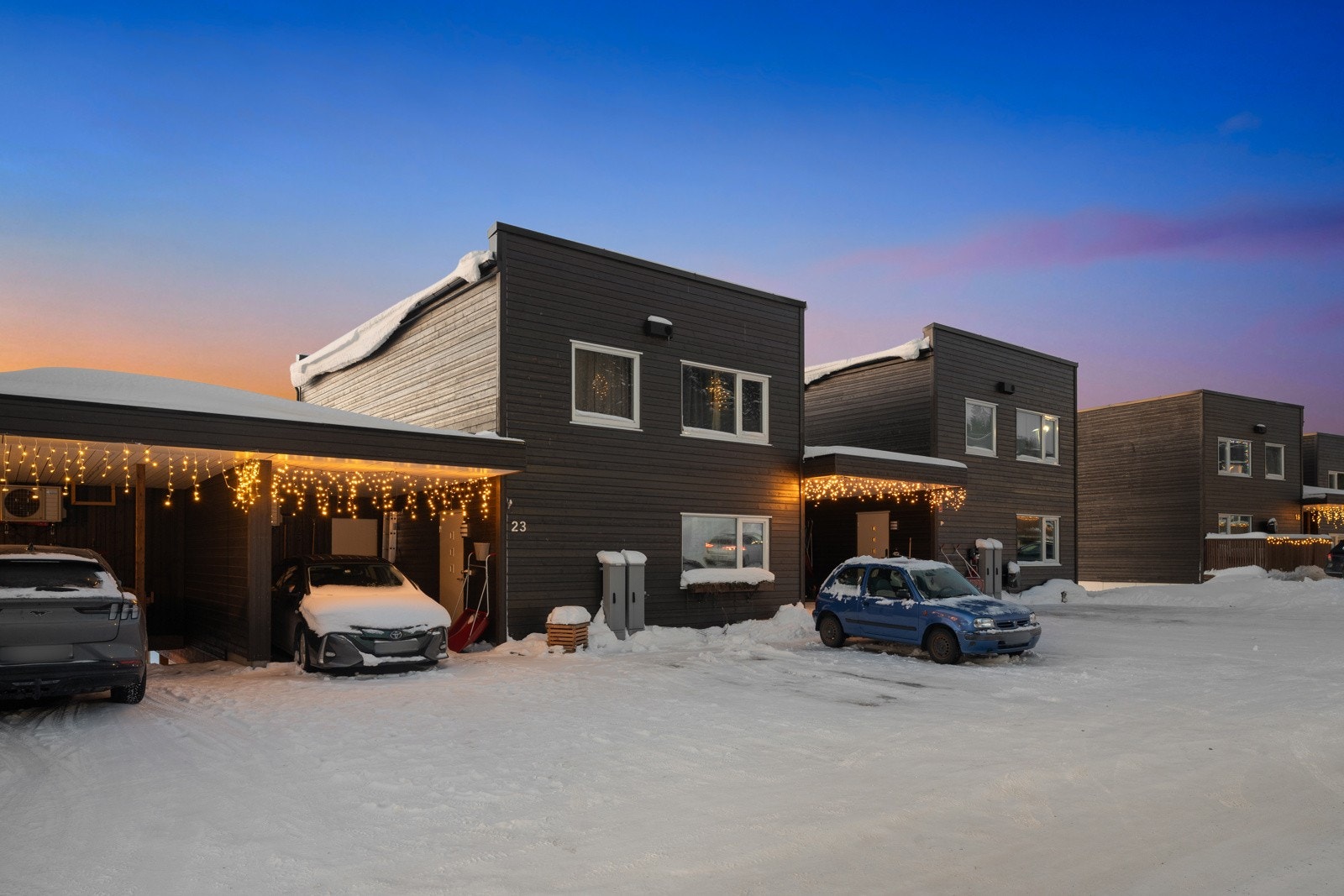 Oppstillingsplass for bil like utenfor.