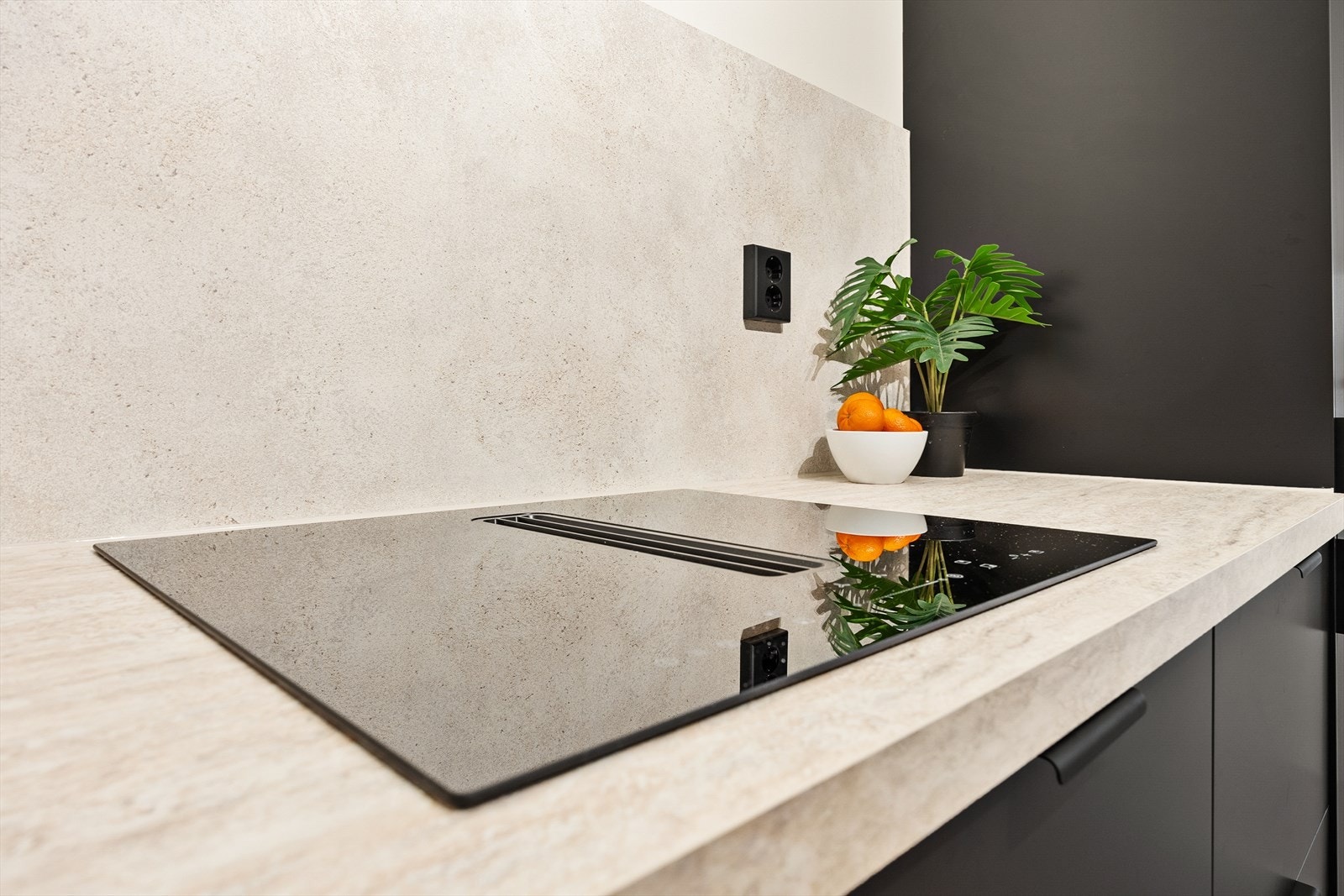 Moderne induksjonstopp med integrert avtrekk gir effektive og rene linjer. Galleribilde