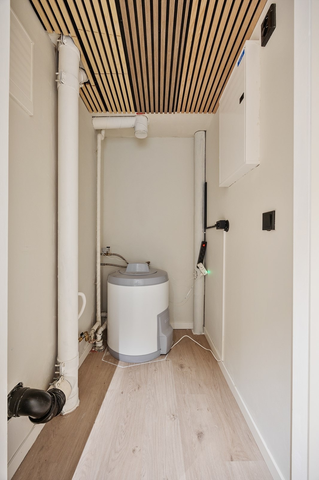 En intern bod huser den nye varmtvannsberederen og gir god lagringsplass. Galleribilde