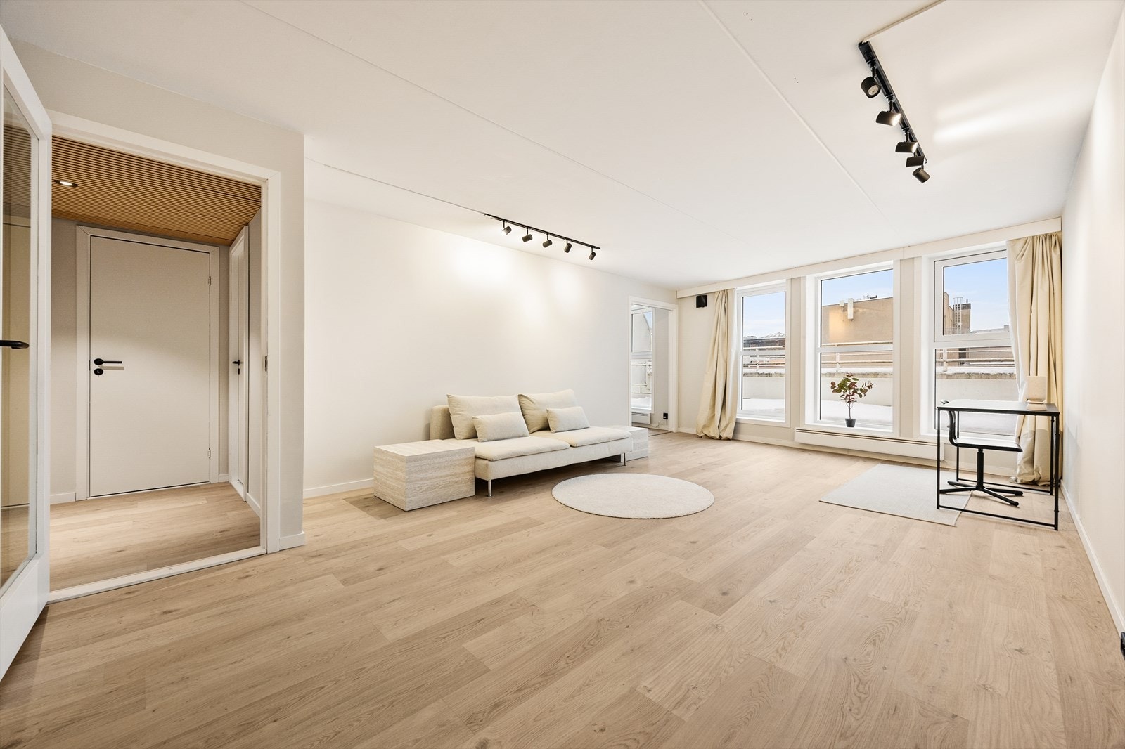 Gjennomgående gulv og malte flater fra 2025 skaper et helhetlig og moderne uttrykk. Galleribilde