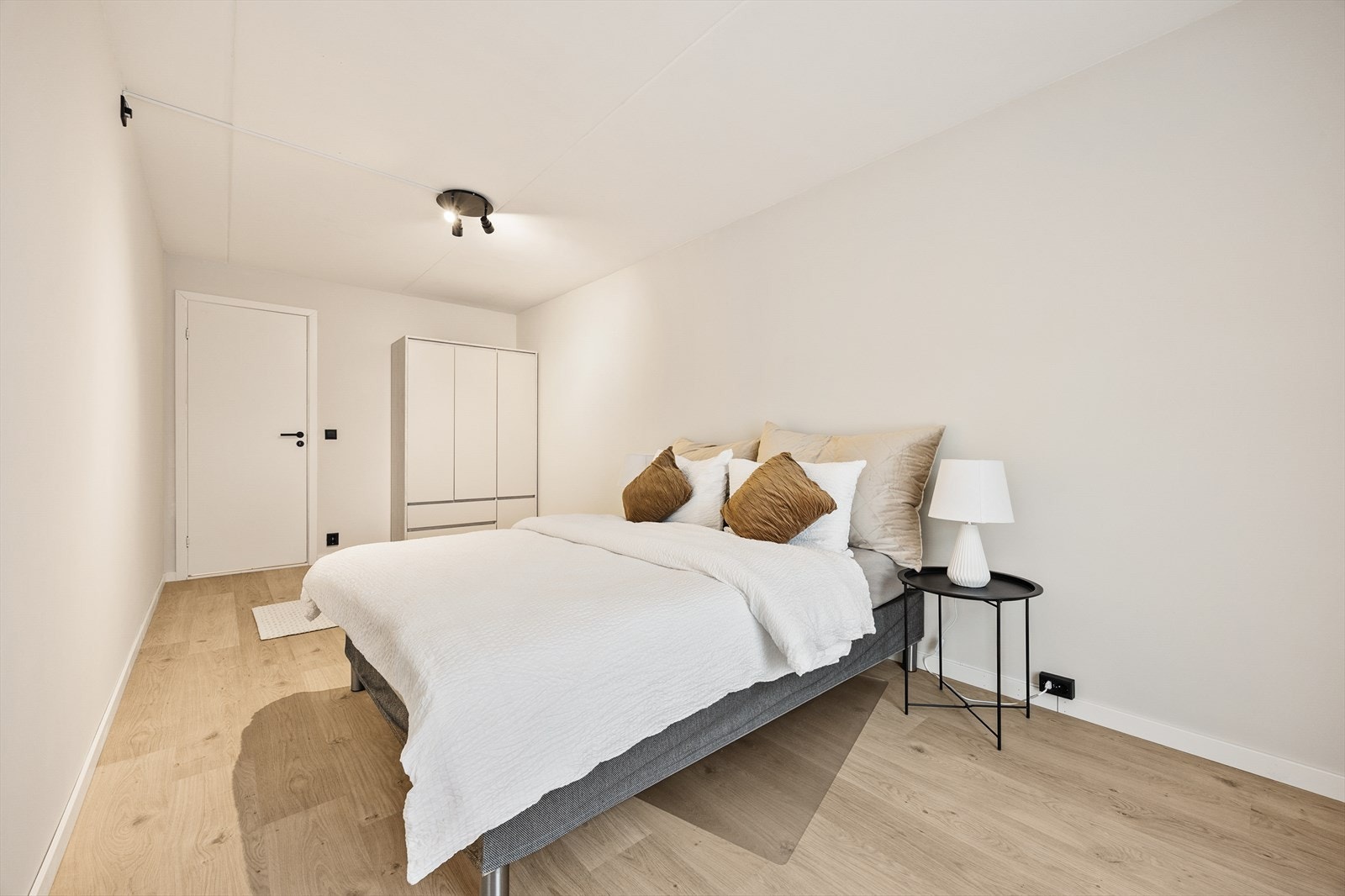 Det er god plass til både seng og oppbevaringsmøbler. Galleribilde