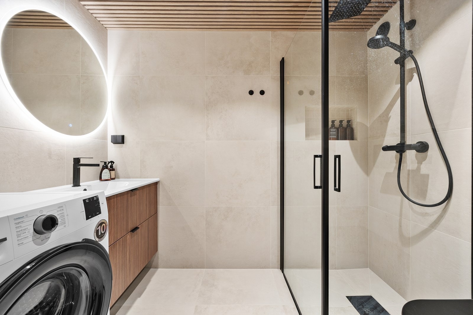 Her er det flislagt gulv med elektriske varmekabler for ekstra komfort. Galleribilde