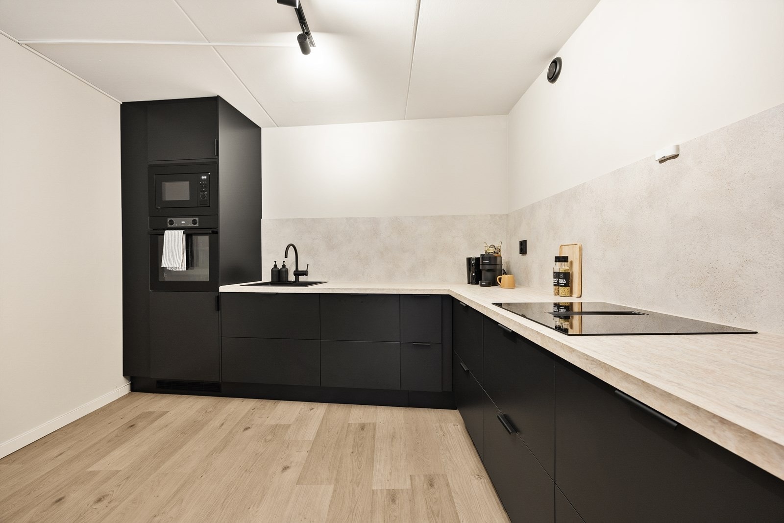 Stilrent Epoq kjøkken, fullt utstyrt med integrerte hvitevarer for en sømløs finish. Galleribilde