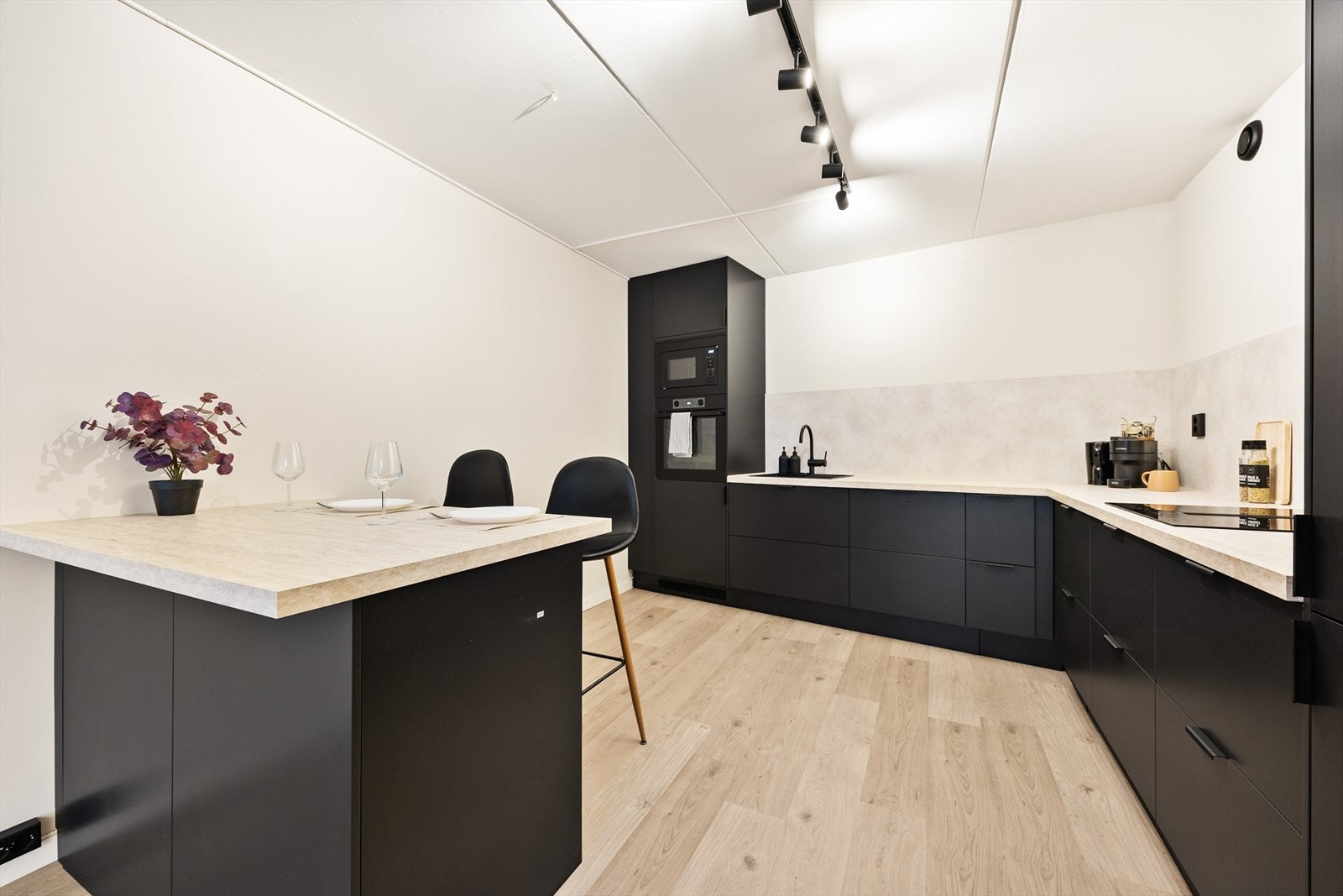 Kjøkkenet har en sosial åpen løsning mot stuen, med en praktisk kjøkkenøy. Galleribilde