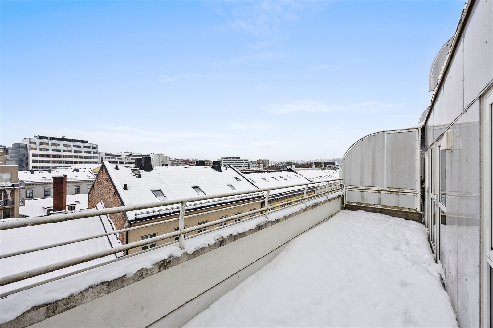 Fra balkongen har du en åpen utsikt over byens tak og nærområdet. Galleribilde
