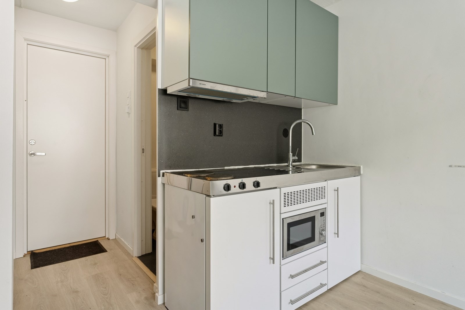 Kjøkkenet er utstyrt med følgende hvitevarer som medfølger handelen: Kjøleskap, koketopp med ventilator og microbølgeovn. Galleribilde
