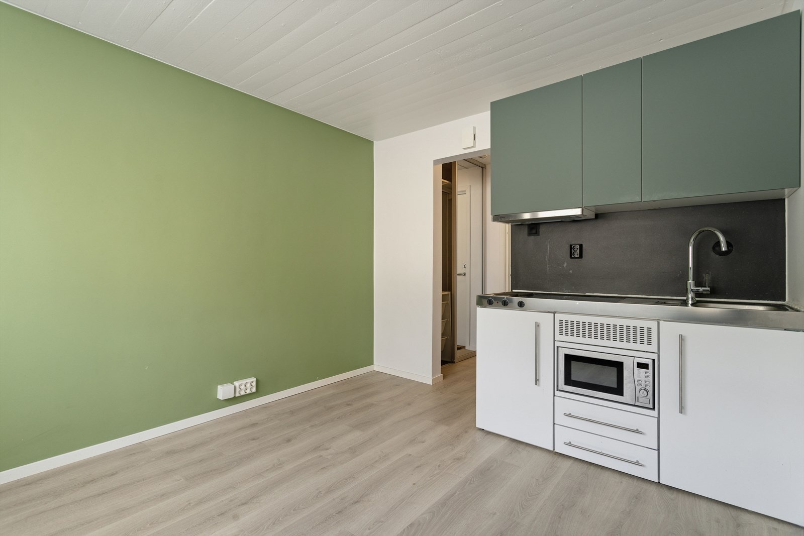 Oppholdsrommet er holdt i tidsriktige farger og måler 10,3 m². Galleribilde