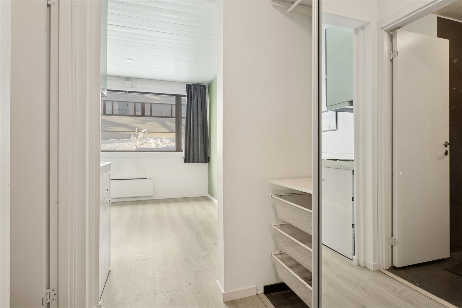 Velkommen inn! Prakstisk skyvedørsgarderobe gir oppbevaringsmuligheter inne i leiligheten. Galleribilde