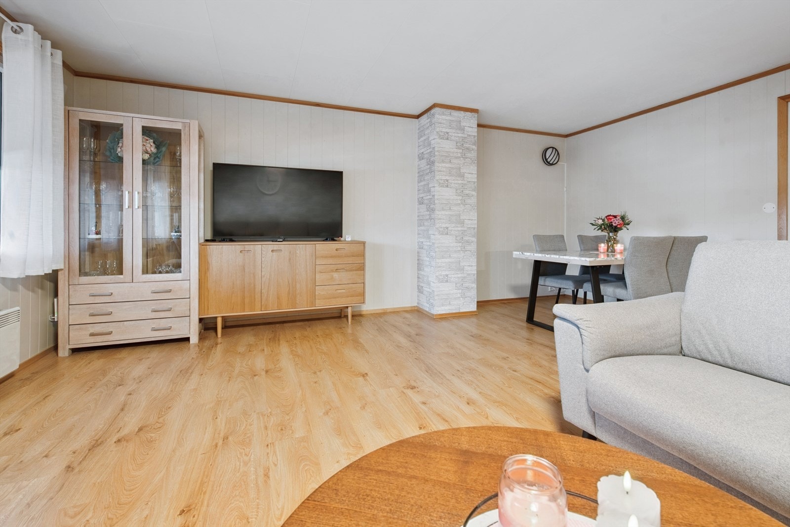 Det er pipe i stuen, så det er mulighet for vedfyring. Hvis det skal monteres vedovn må tapet fjernes på pipeløp. Galleribilde