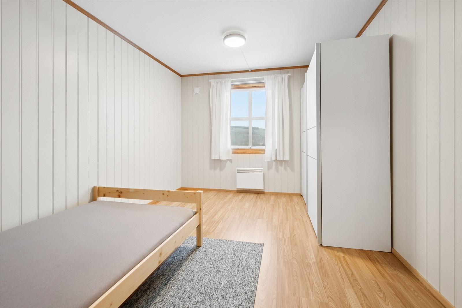 Det minste soverommet har skyvedørsgarderobe. Galleribilde