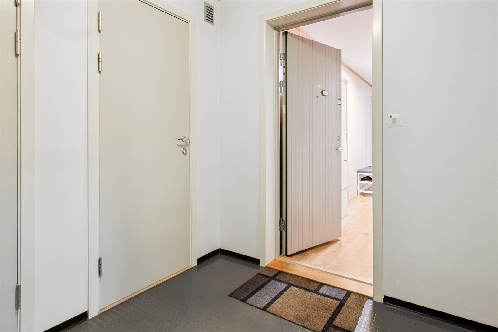 Det medfølger en bod ved inngangspartiet, samt en bod i underetasjen. Galleribilde