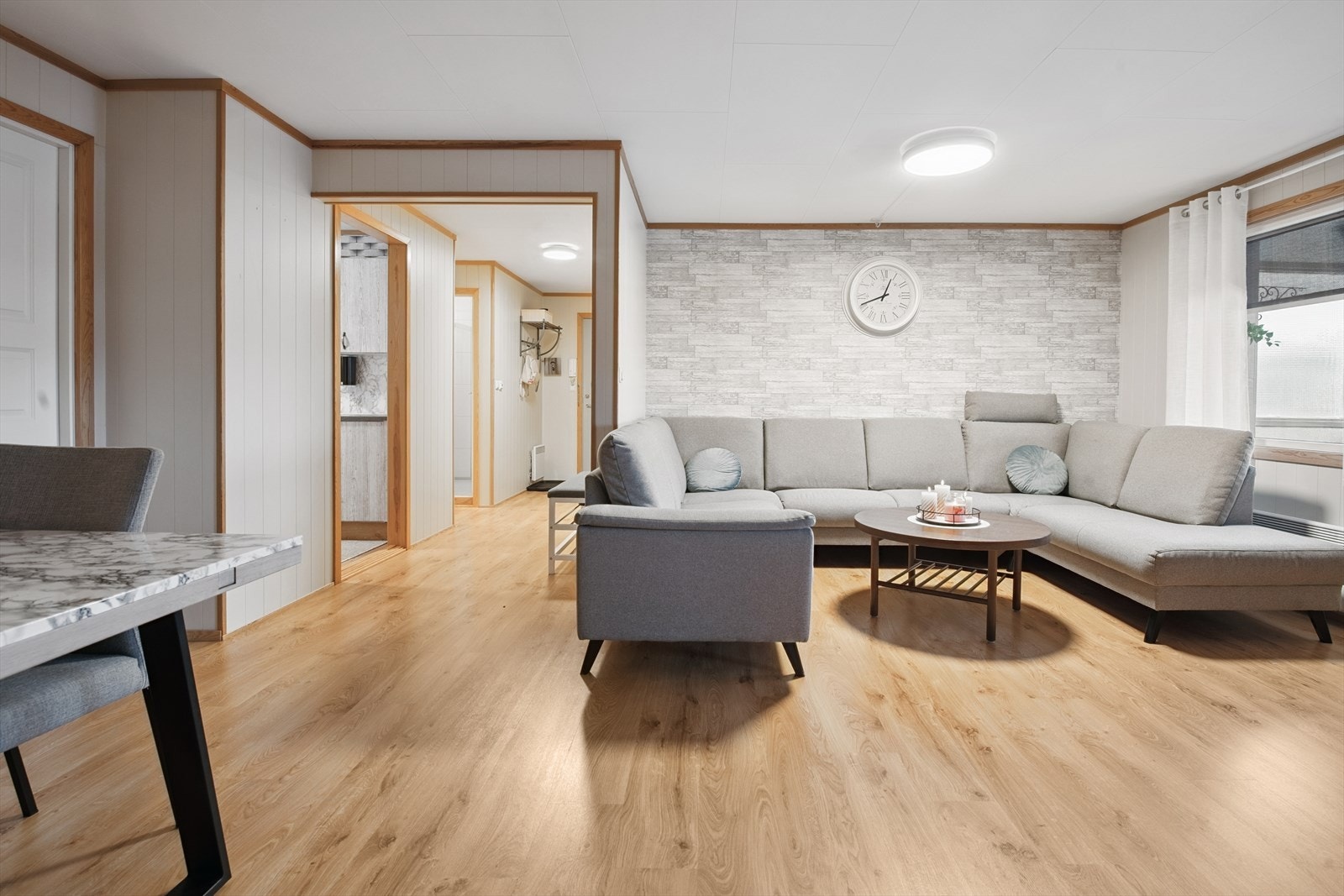 Alle innvendige overflater i gang, soverom og stue er fra 2012. Galleribilde