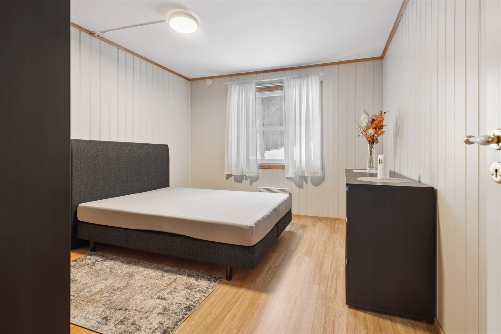 Romslig hovedsoverom med god plass til dobbeltseng Galleribilde