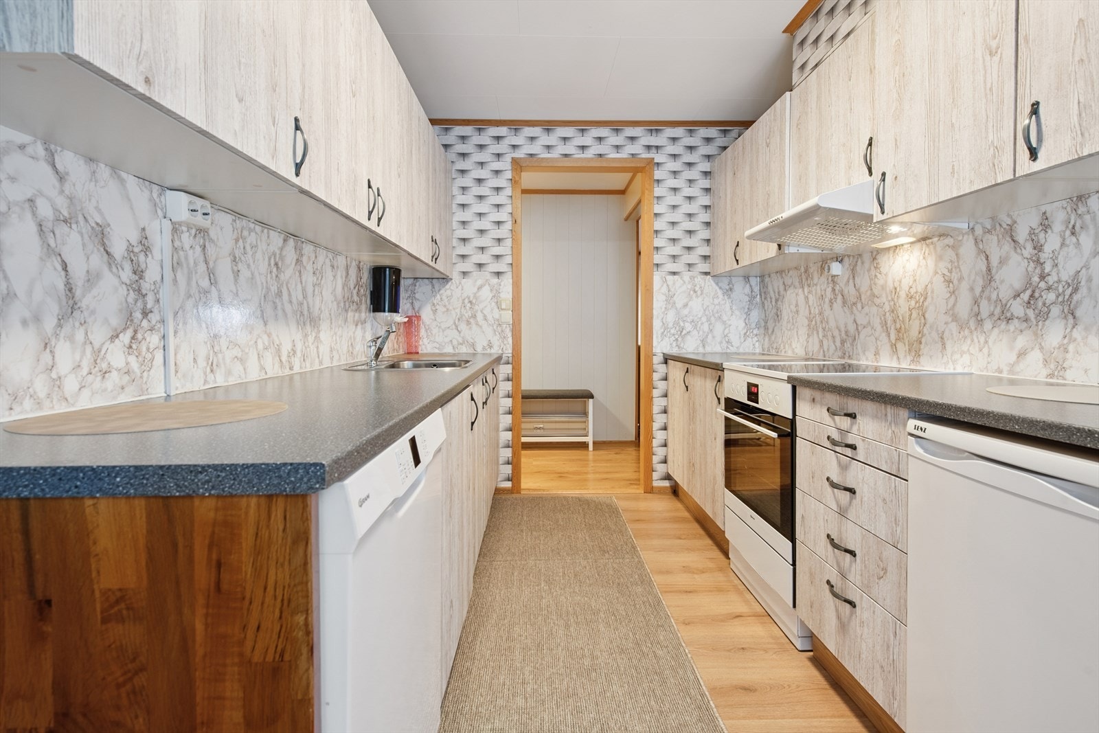 Kjøkken med mye benk- og skapplass Galleribilde