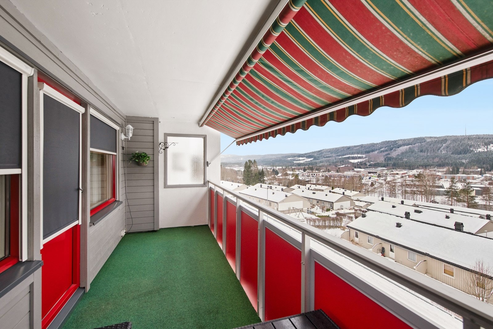 Vestvendt balkong med kveldssol og fin utsikt Galleribilde