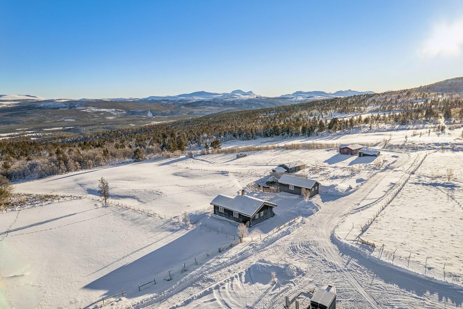 Dronebilde over setra og nabosetrene - vakker utsikt Galleribilde