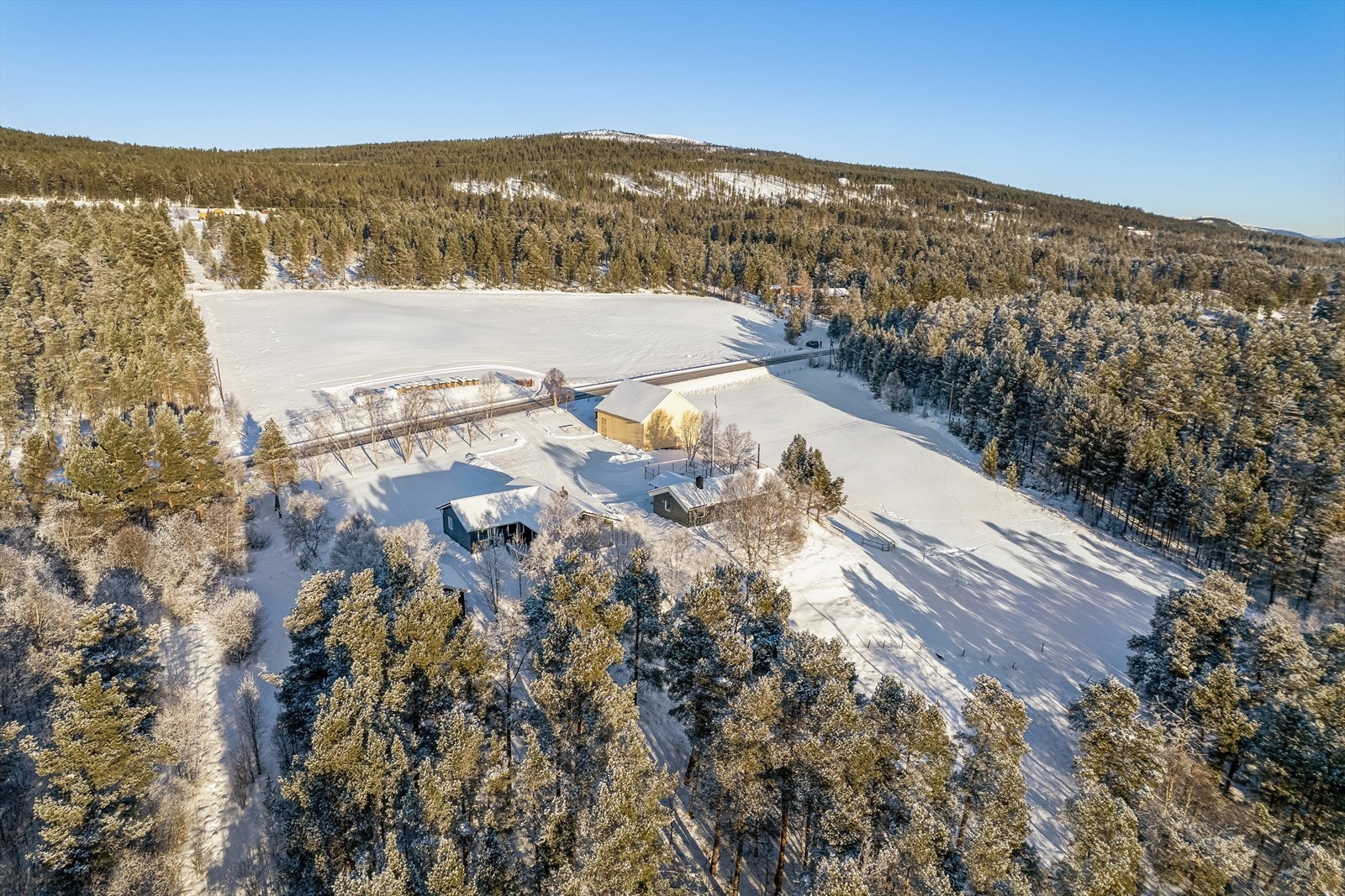 Dronebilde over gården og bygda Galleribilde