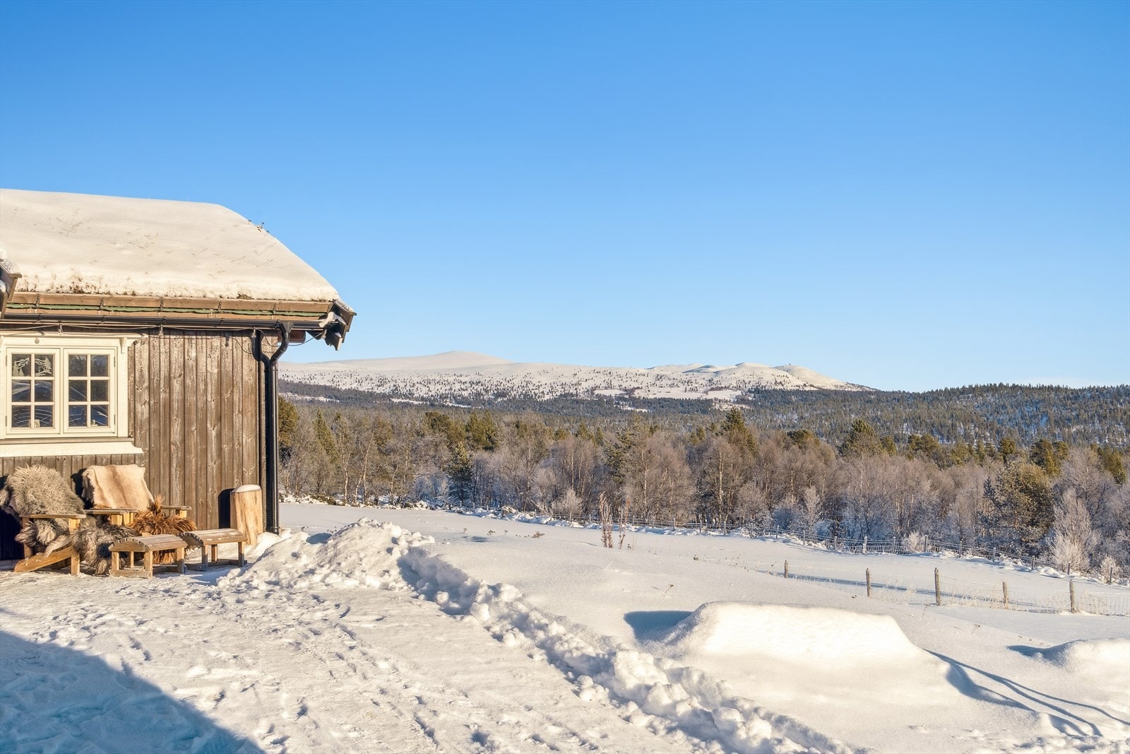 Ute og utsikt fra setra Galleribilde