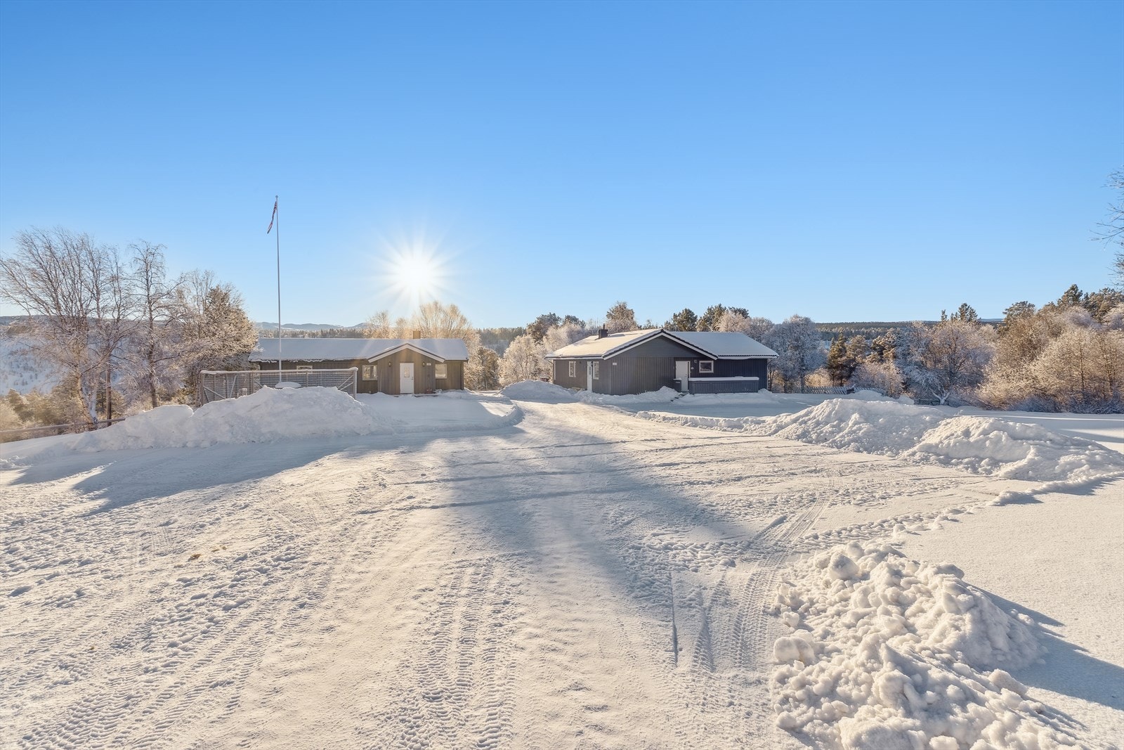 Gårdstunet med kårbolig og hovedbolig Galleribilde