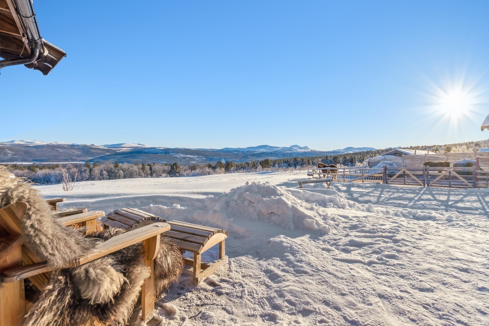 Ute og utsikt fra setra Galleribilde