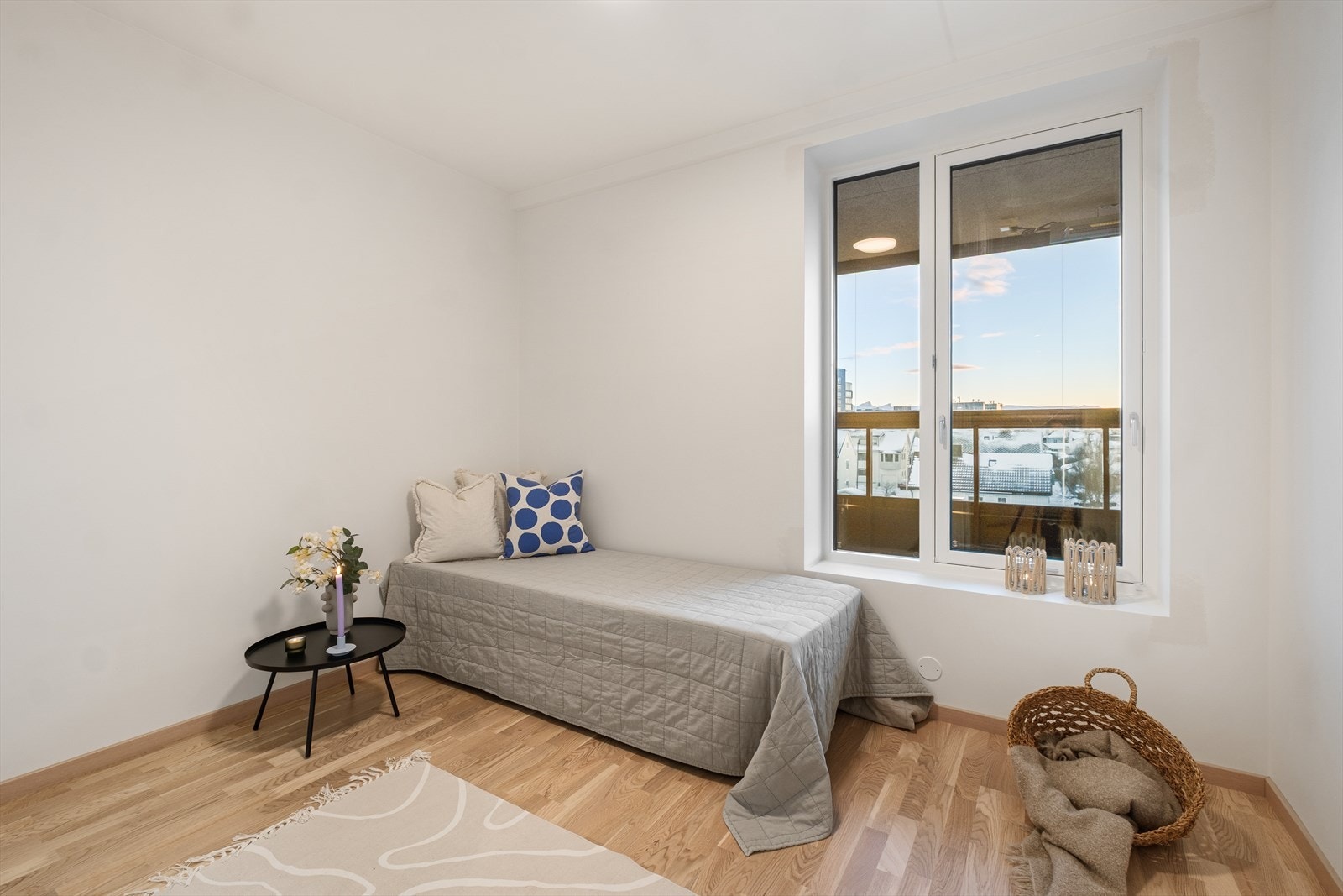 Leiligheten har en barnevennlig planløsning med tre gode soverom. Galleribilde