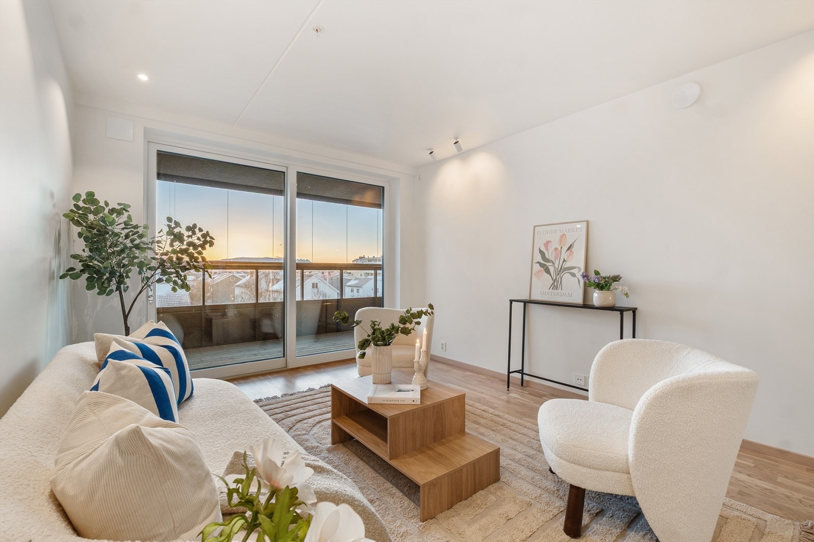 Store vindusflater slipper inn godt med lys og leder ut mot en innglasset balkong. Galleribilde