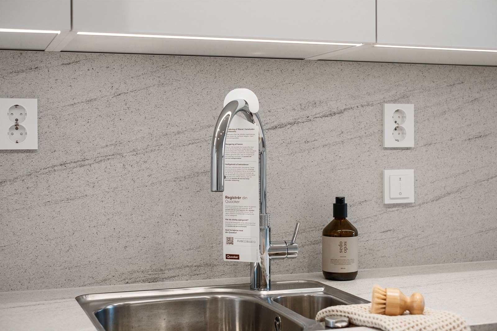 Kjøkkenet er utstyrt med Quooker-kran for kokende vann direkte fra springen. Galleribilde