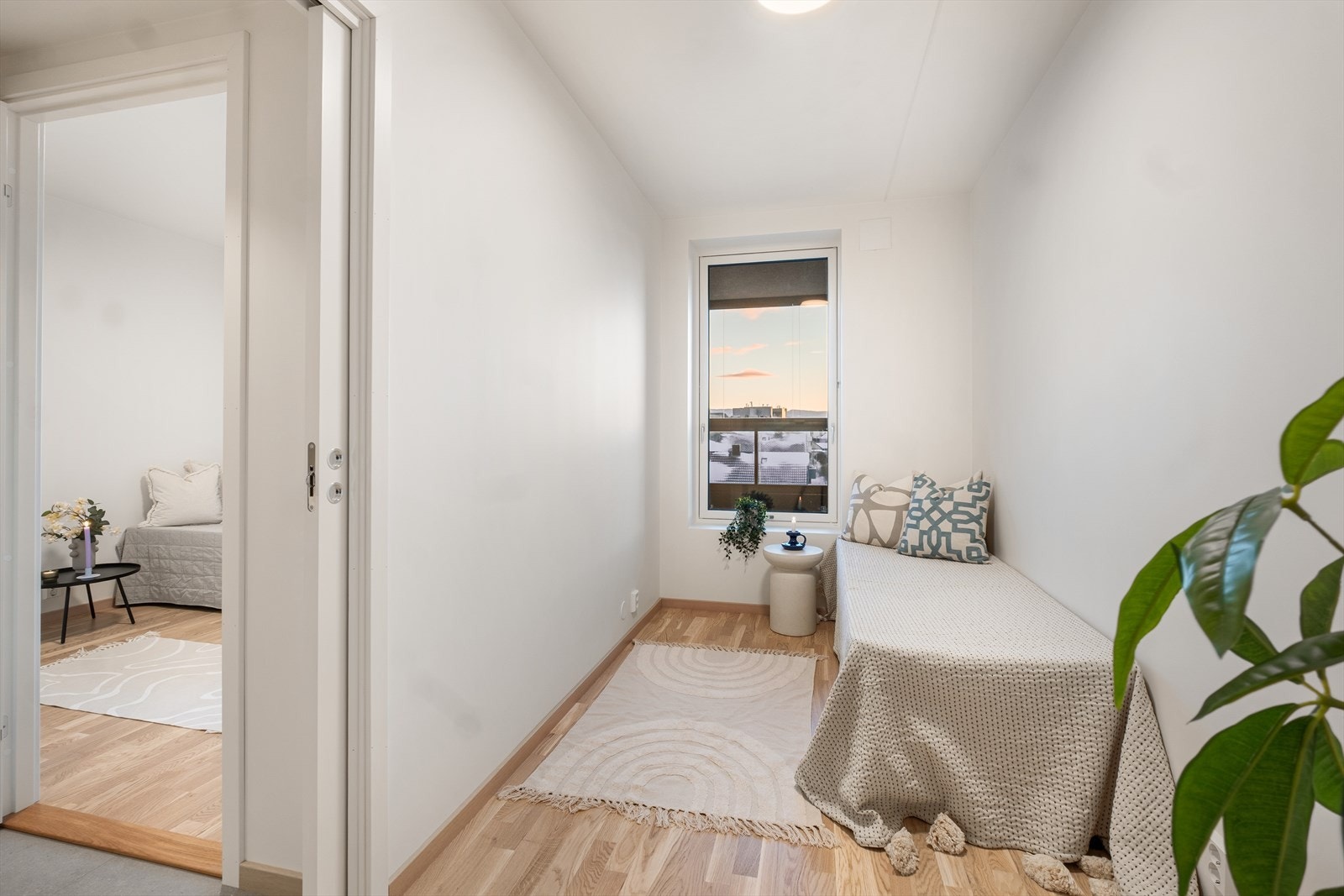 Boligen har delikate overflater med parkett på gulvet og lysmalte vegger. Galleribilde