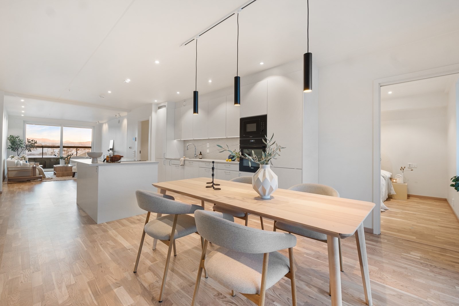 Leiligheten har store, innglassede loggiabalkonger på begge sider som gir rikelig med dagslys. Galleribilde