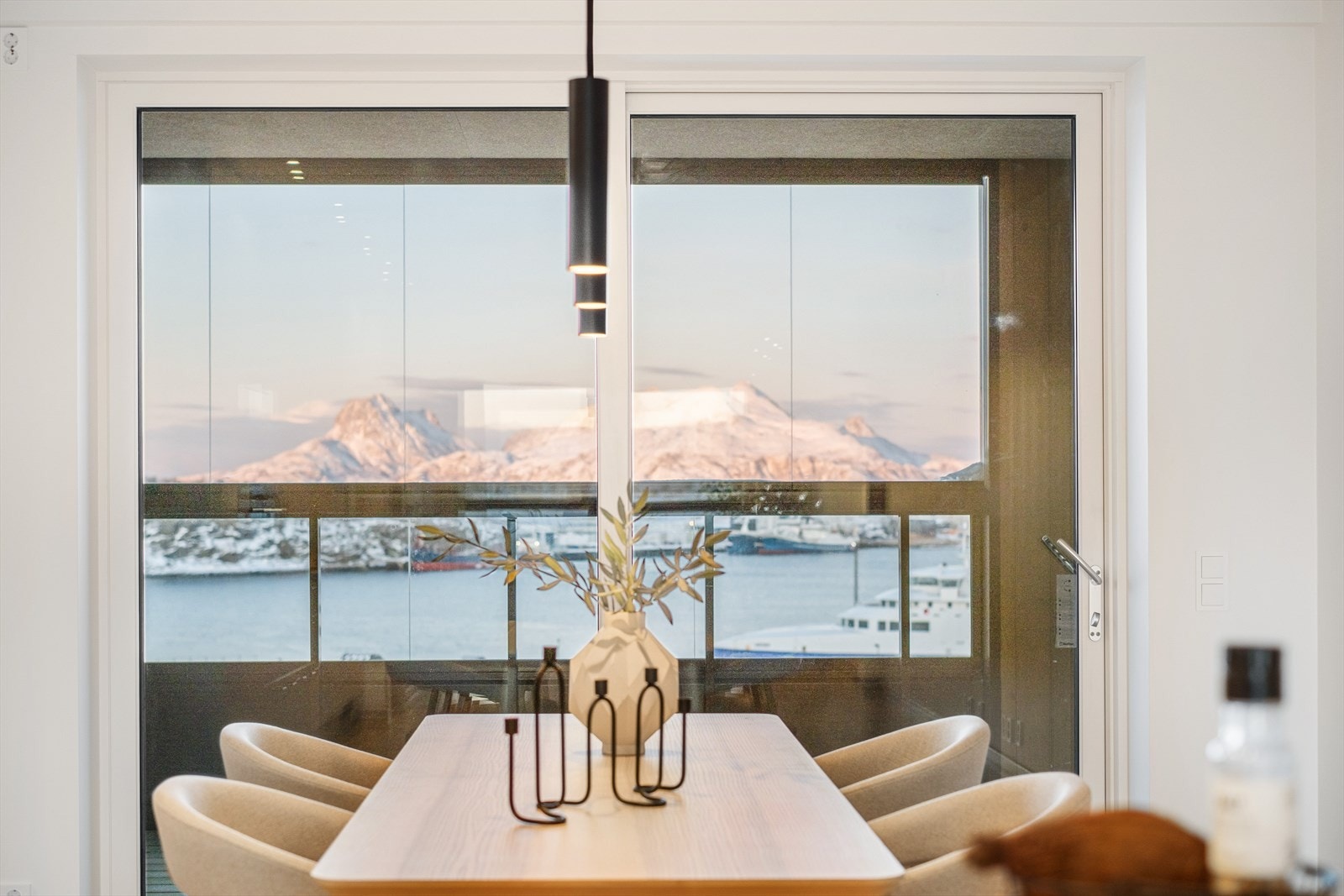 Spisestuen har en flott utsikt gjennom de store vindusflatene mot balkongen. Galleribilde