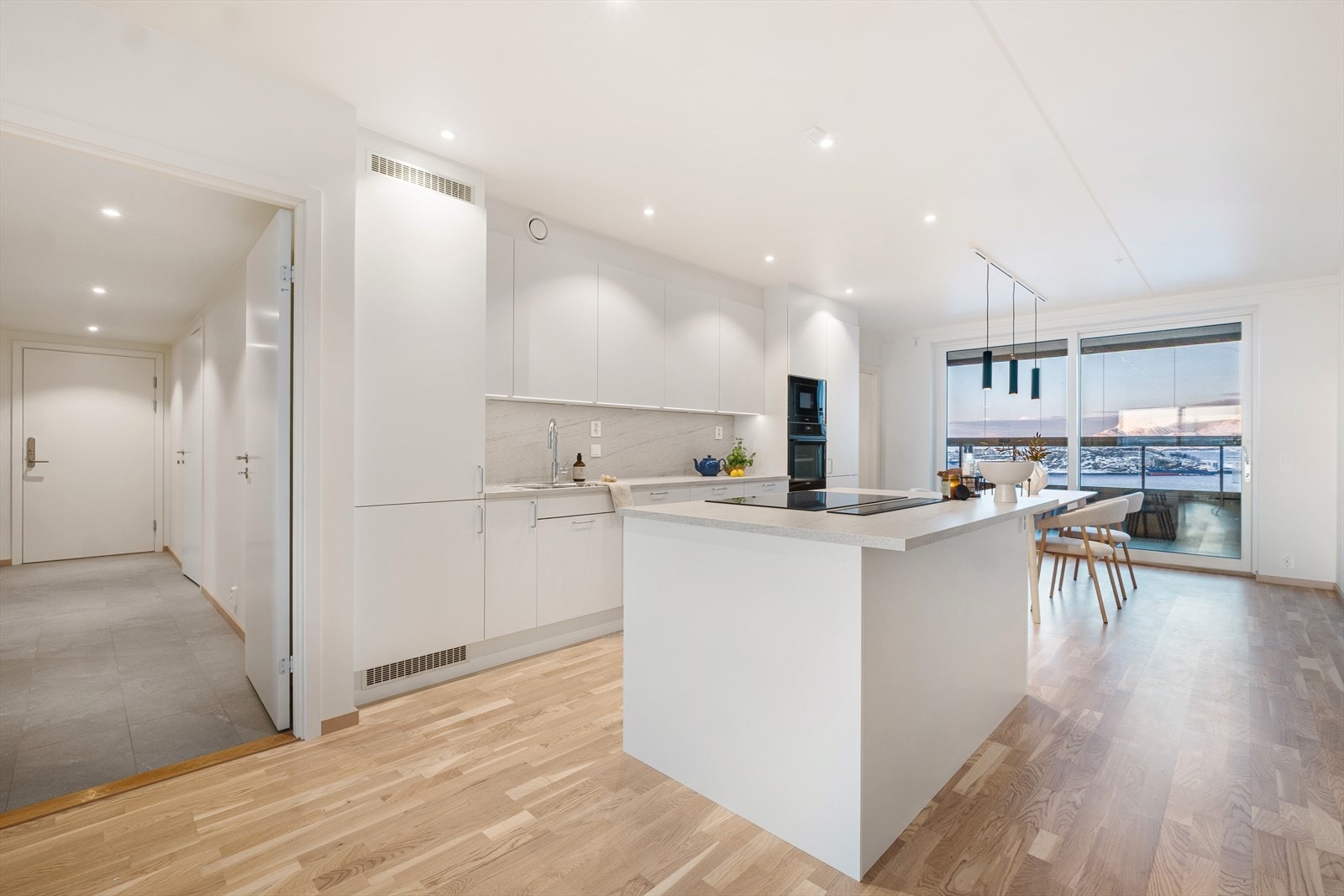 Kjøkkenet er moderne og påkostet med stilren innredning og integrerte hvitevarer. Galleribilde