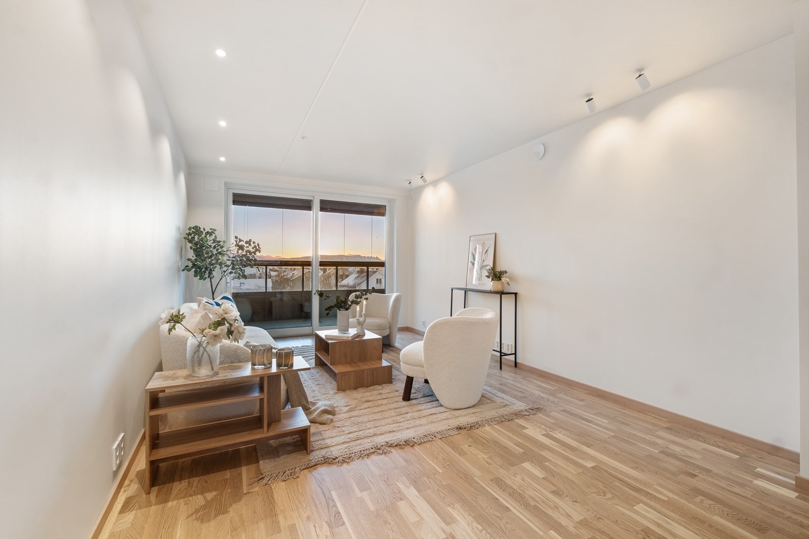 Her er det god plass for en romslig sofagruppe og tilhørende møblement. Galleribilde