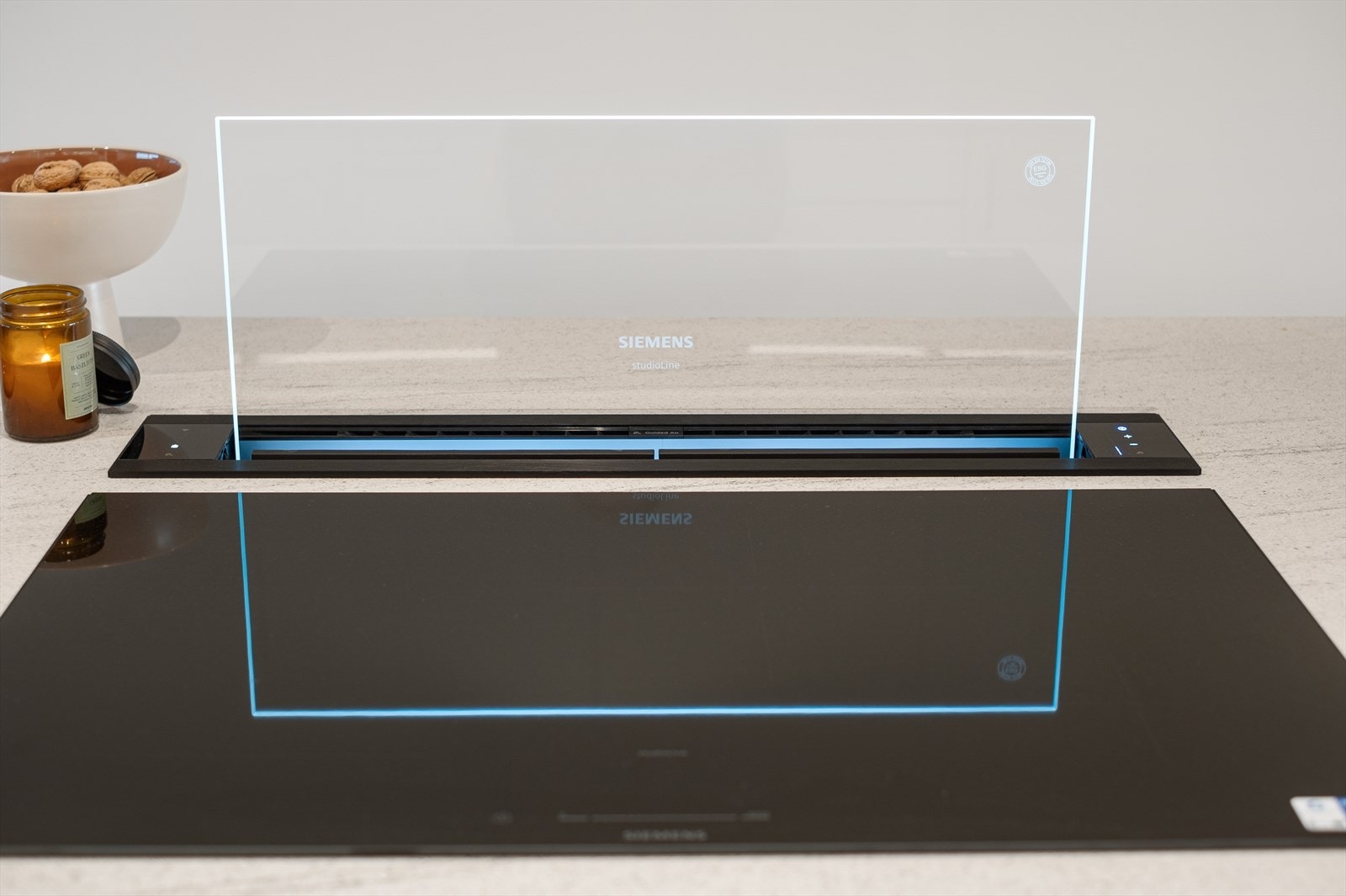 Ventilatoren fra Siemens heves ved behov og bidrar til et minimalistisk uttrykk. Galleribilde