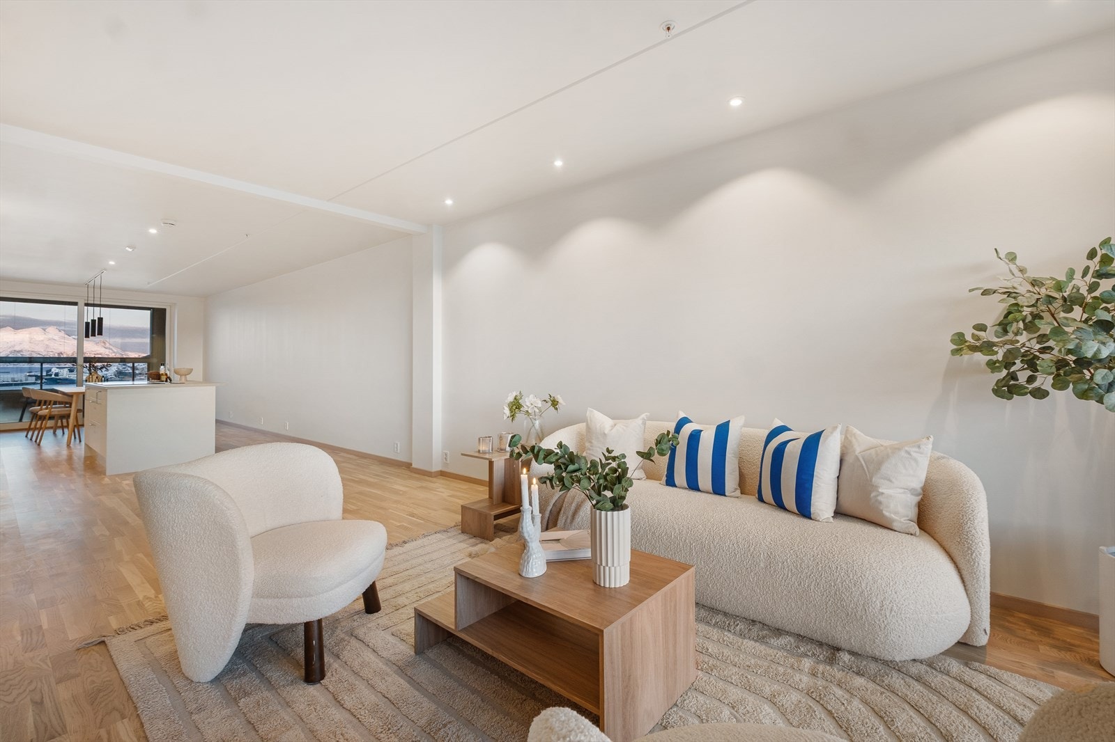 Leiligheten oppleves eksklusiv og bærer preg av gjennomtenkte løsninger med vannbåren varme i gulvet og downlights i himlingen. Galleribilde