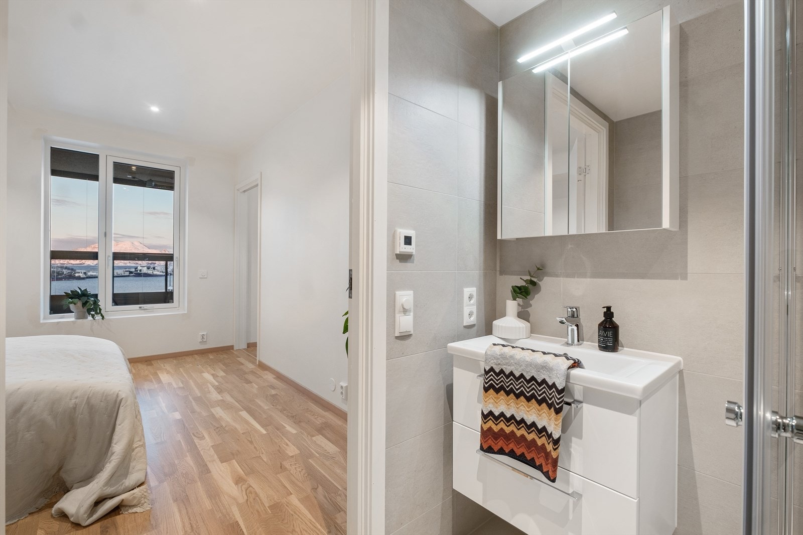 Det private badet tilknyttet hovedsoverommet har samme høye standard. Galleribilde