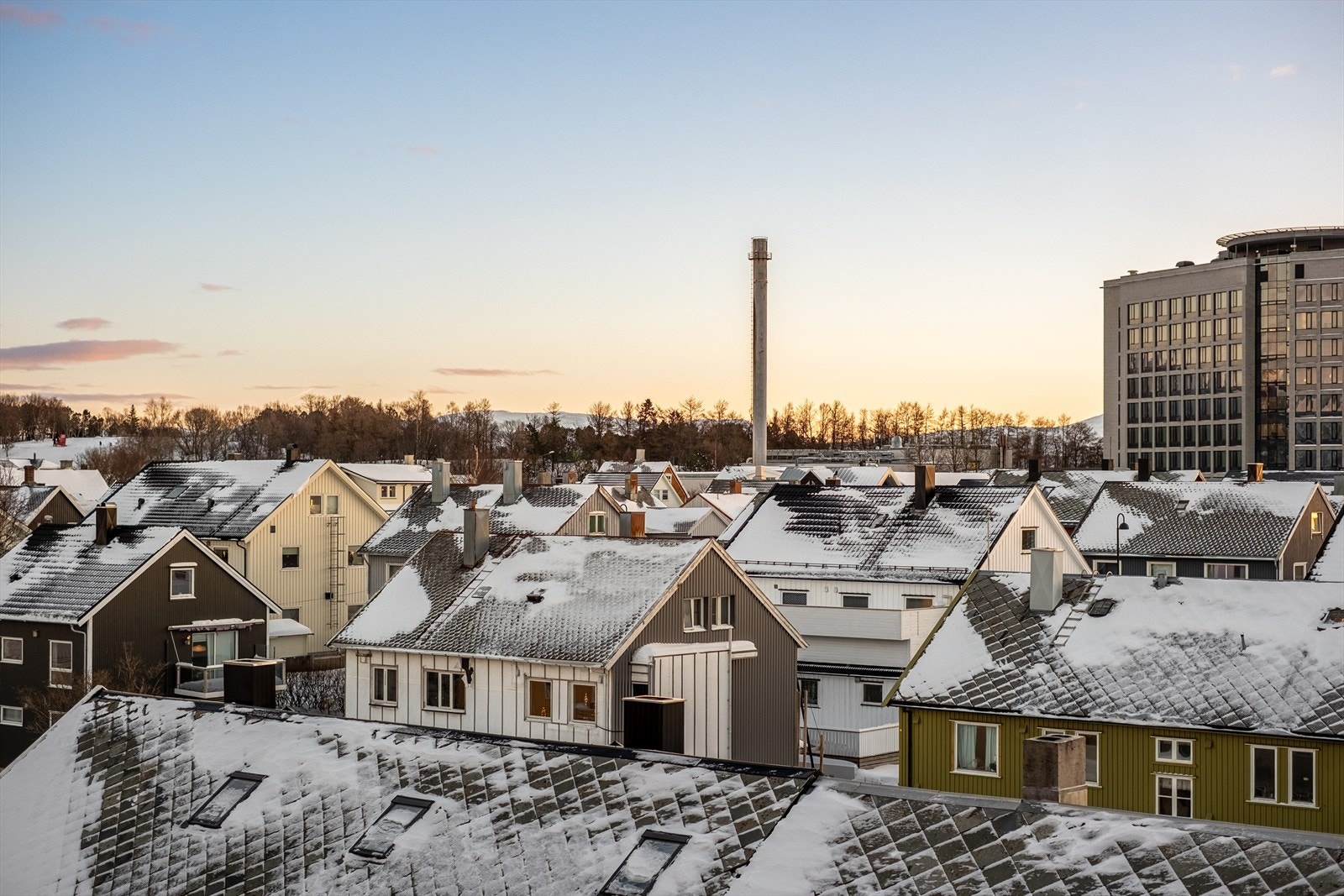 Nærområdet består av en blanding av nyere og eldre bebyggelse. Galleribilde