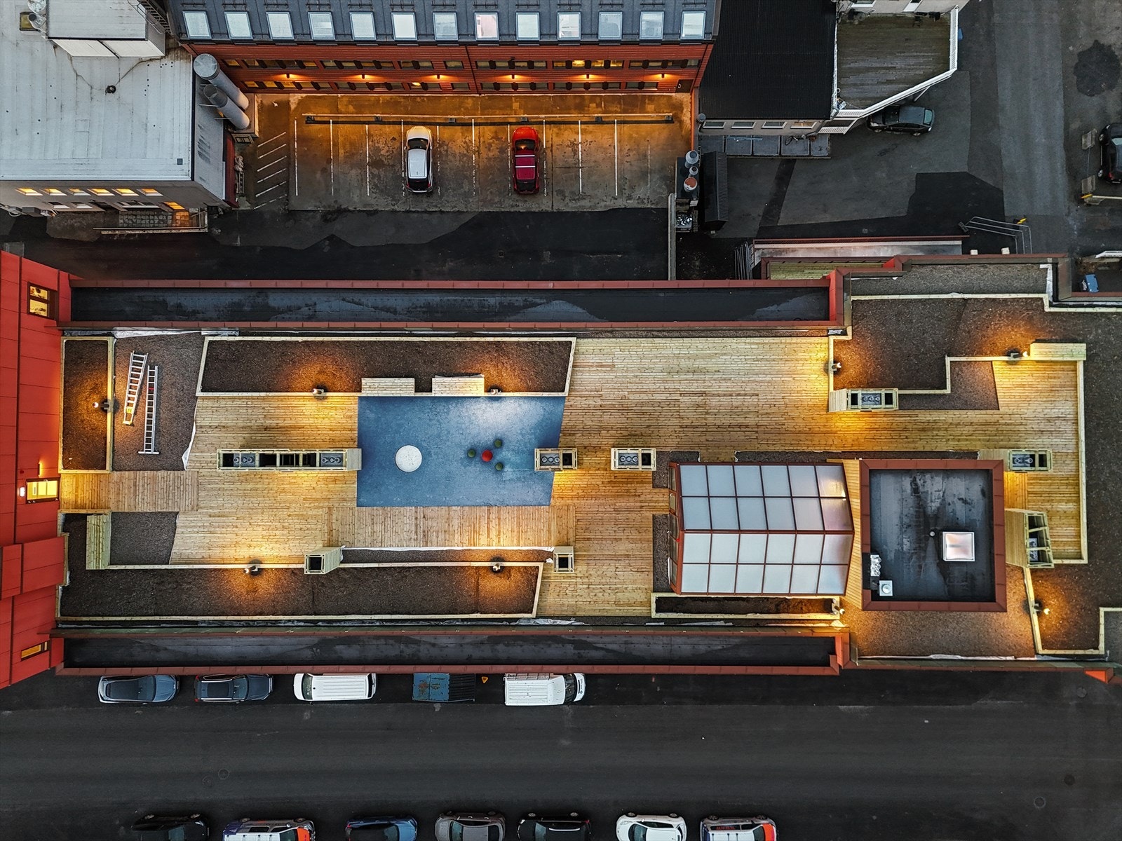 På takterrassen er det lagt stor vekt på både rekreasjon og trivsel med lune, skjermede oppholdssoner og gode lekeområder. Galleribilde