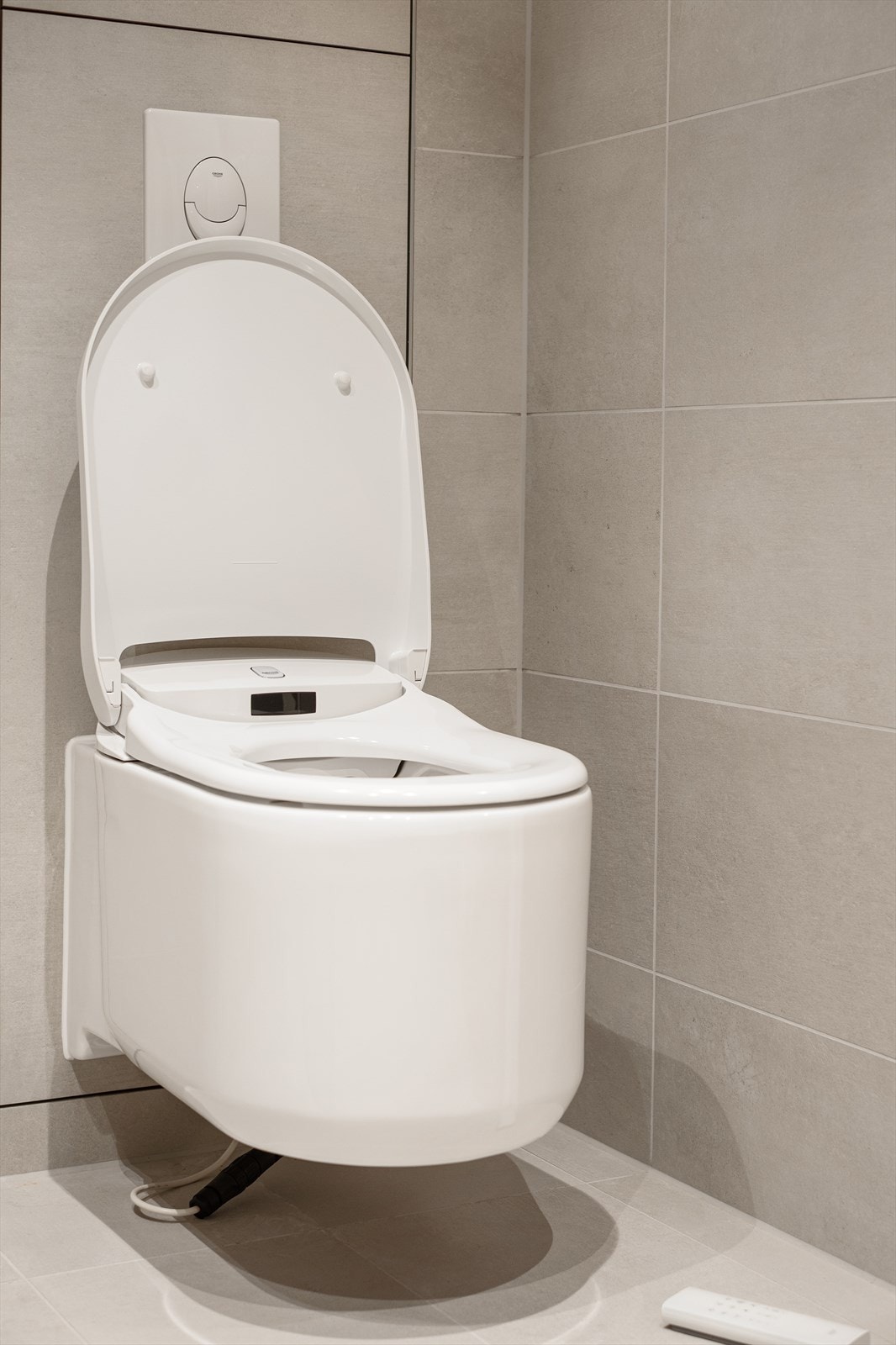 Veggmontert toalett med lys og automatisk åpning. Galleribilde